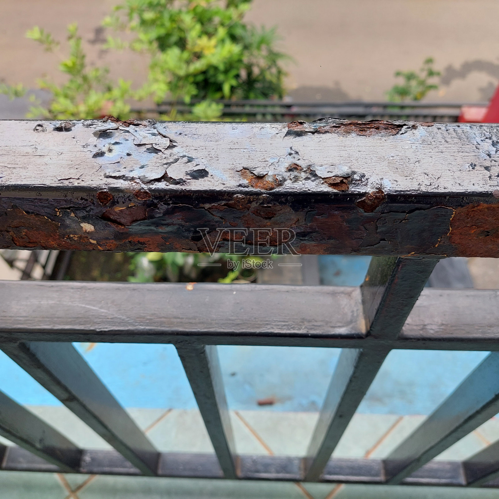 栅栏由于年久失修，易渗水照片摄影图片