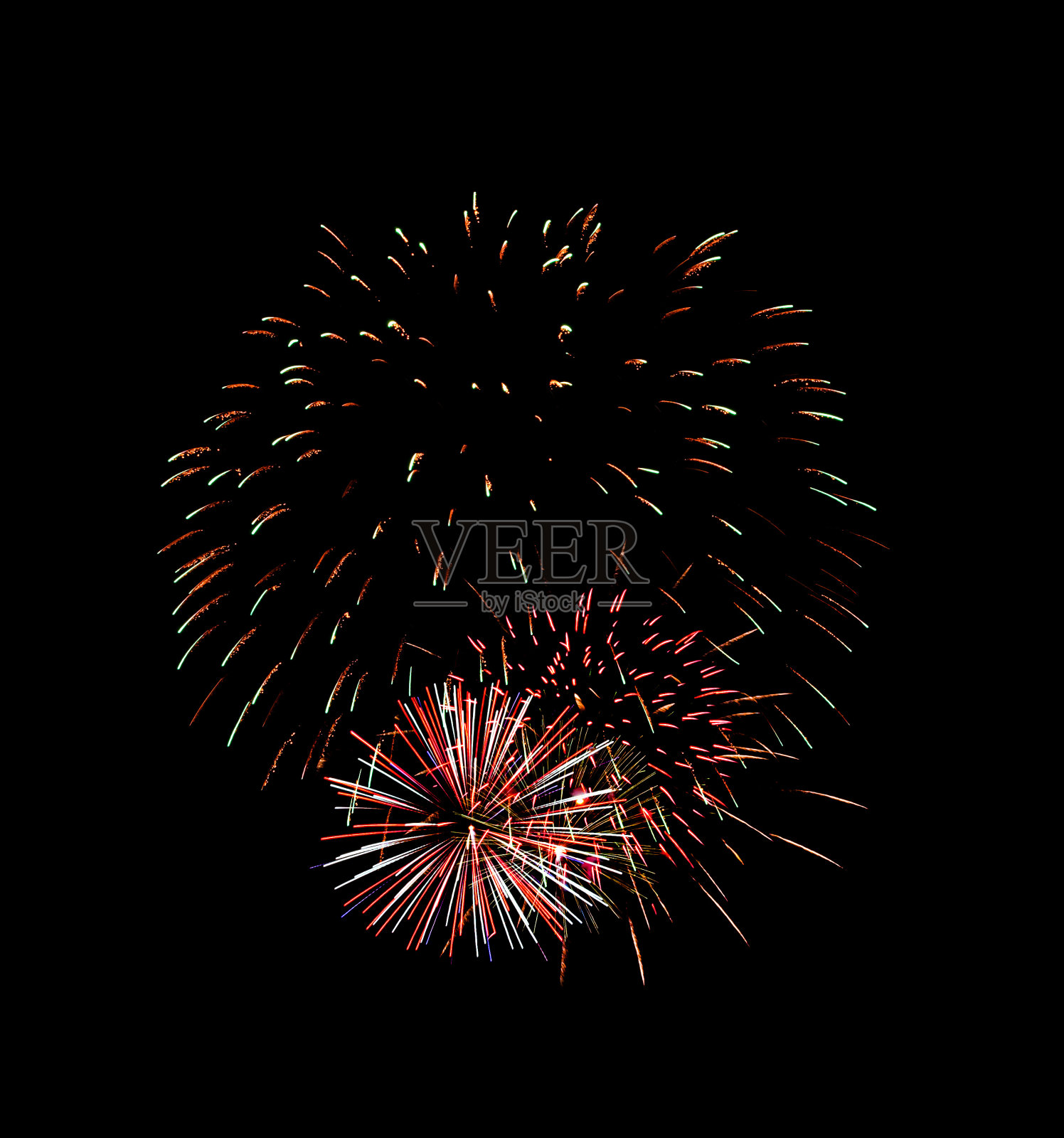 美丽的彩色烟花在夜空中爆炸，孤立在黑色的背景上照片摄影图片