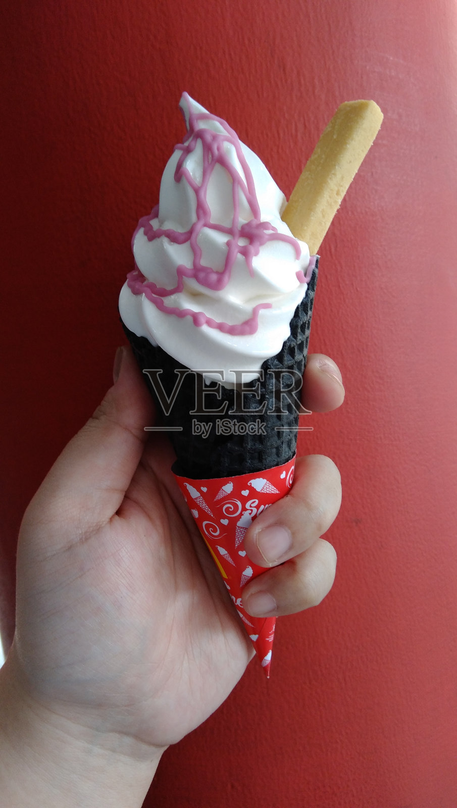 巧克力蛋筒冰淇淋照片摄影图片