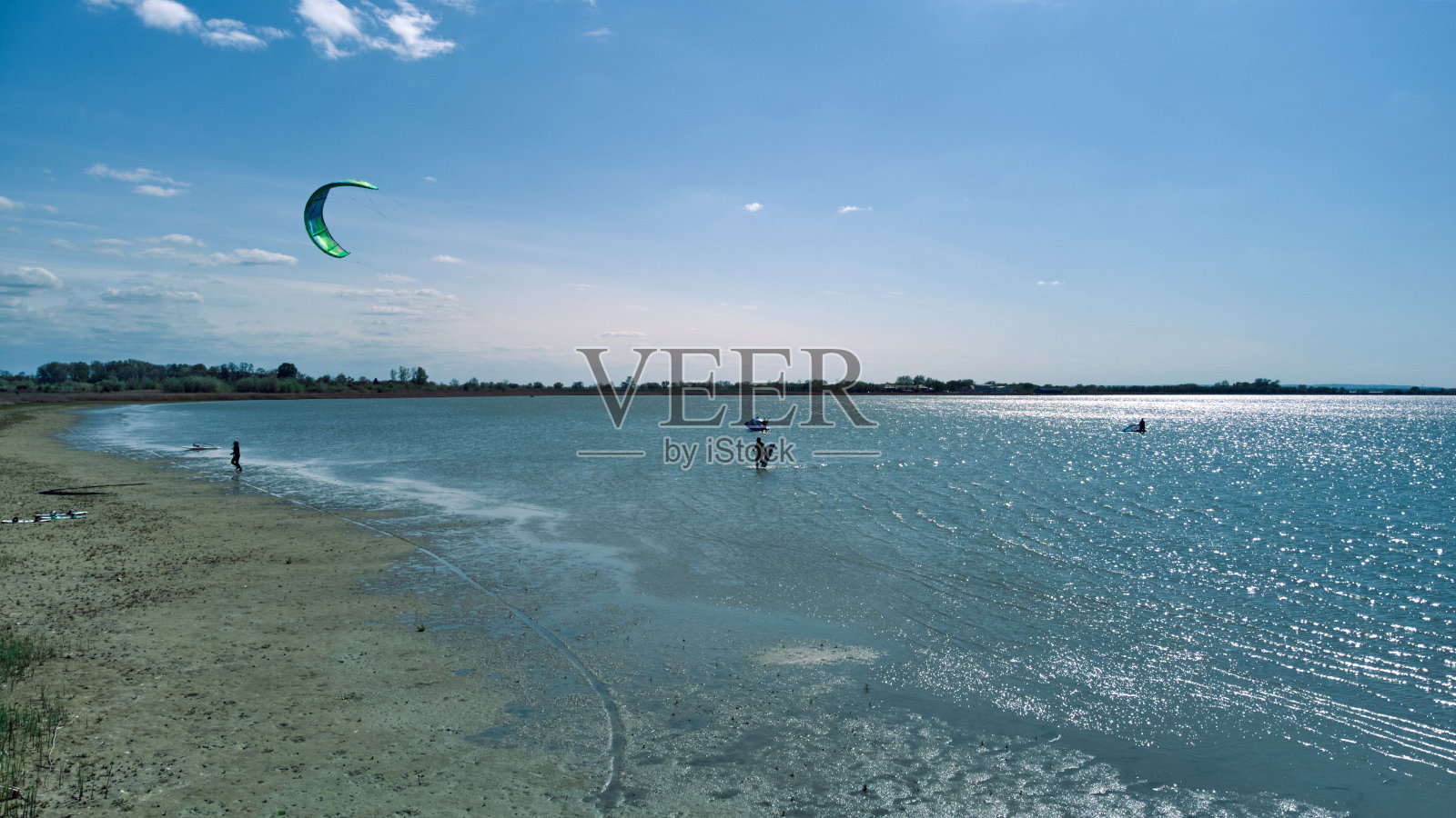 在湖岸的帆板和风筝冲浪营地。照片摄影图片