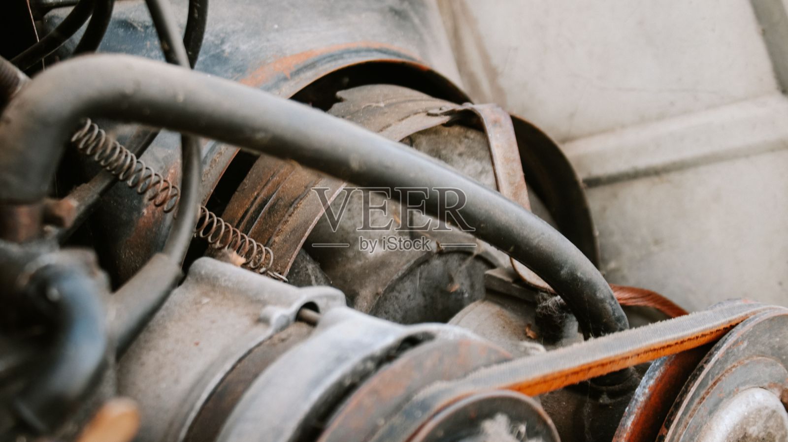 一辆老式汽车的发动机冷却系统照片摄影图片