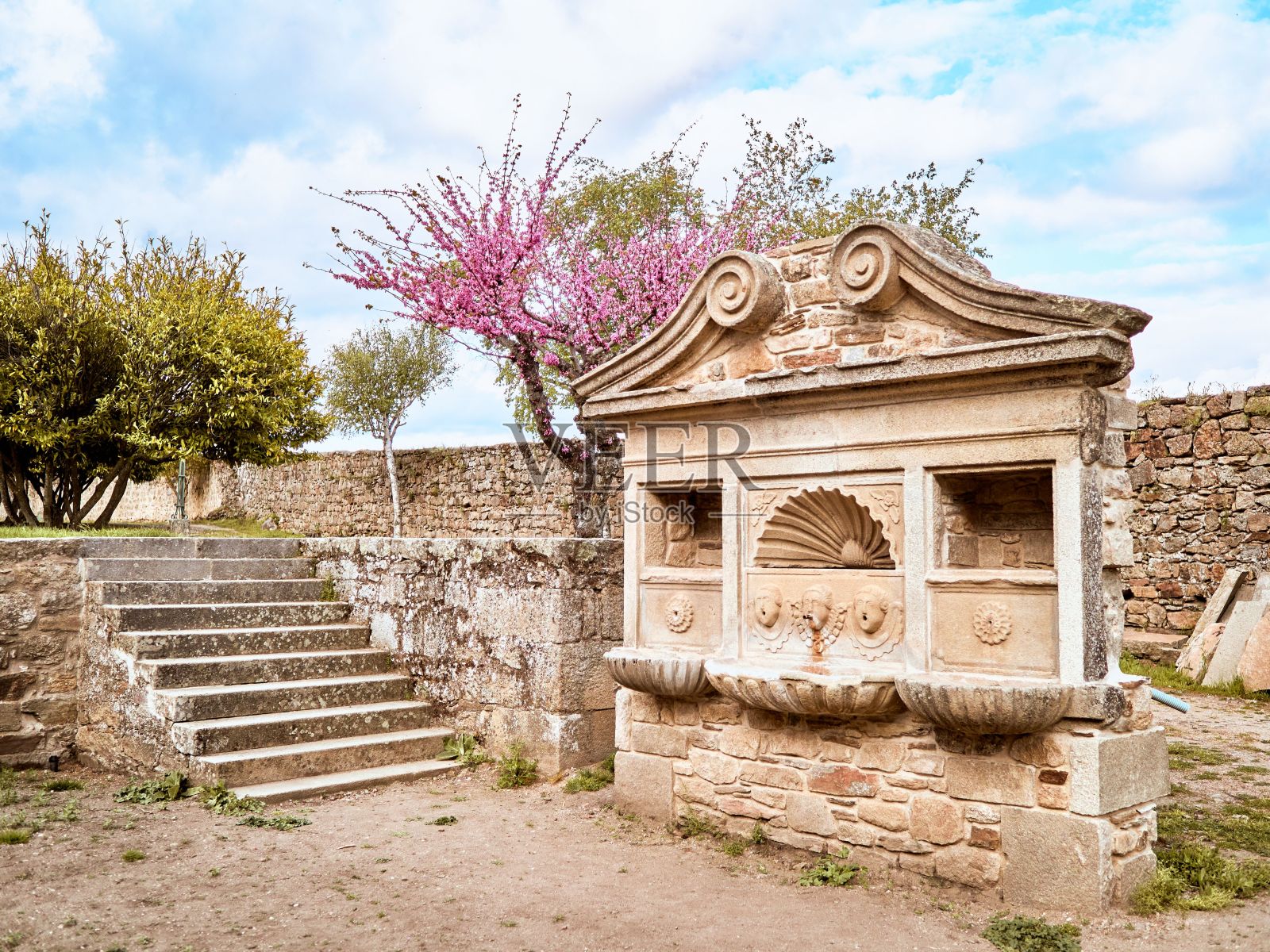 在阳光明媚的日子里，一座老建筑的室外景观照片摄影图片