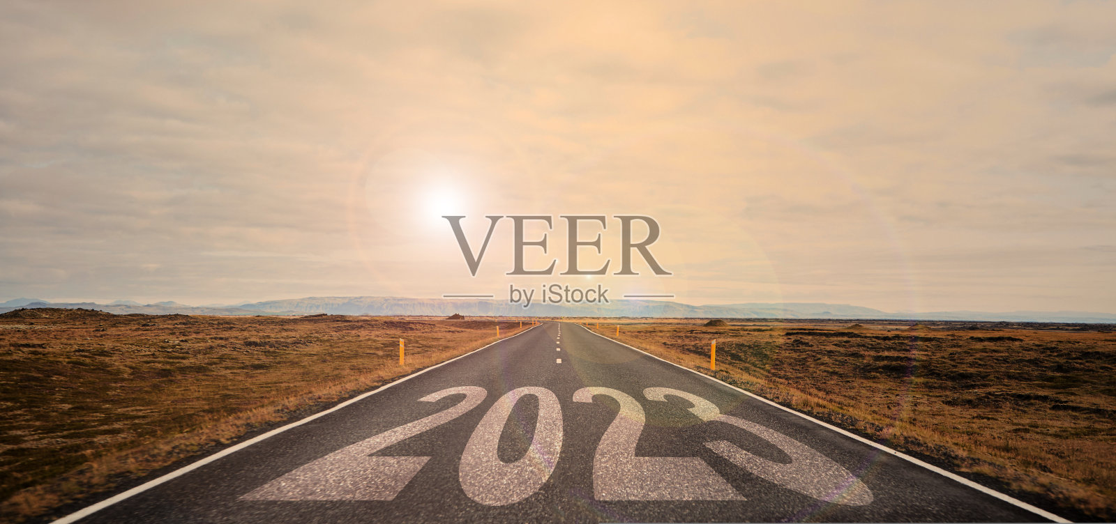 在空无一人的柏油路中间的高速公路上写着“2023”照片摄影图片