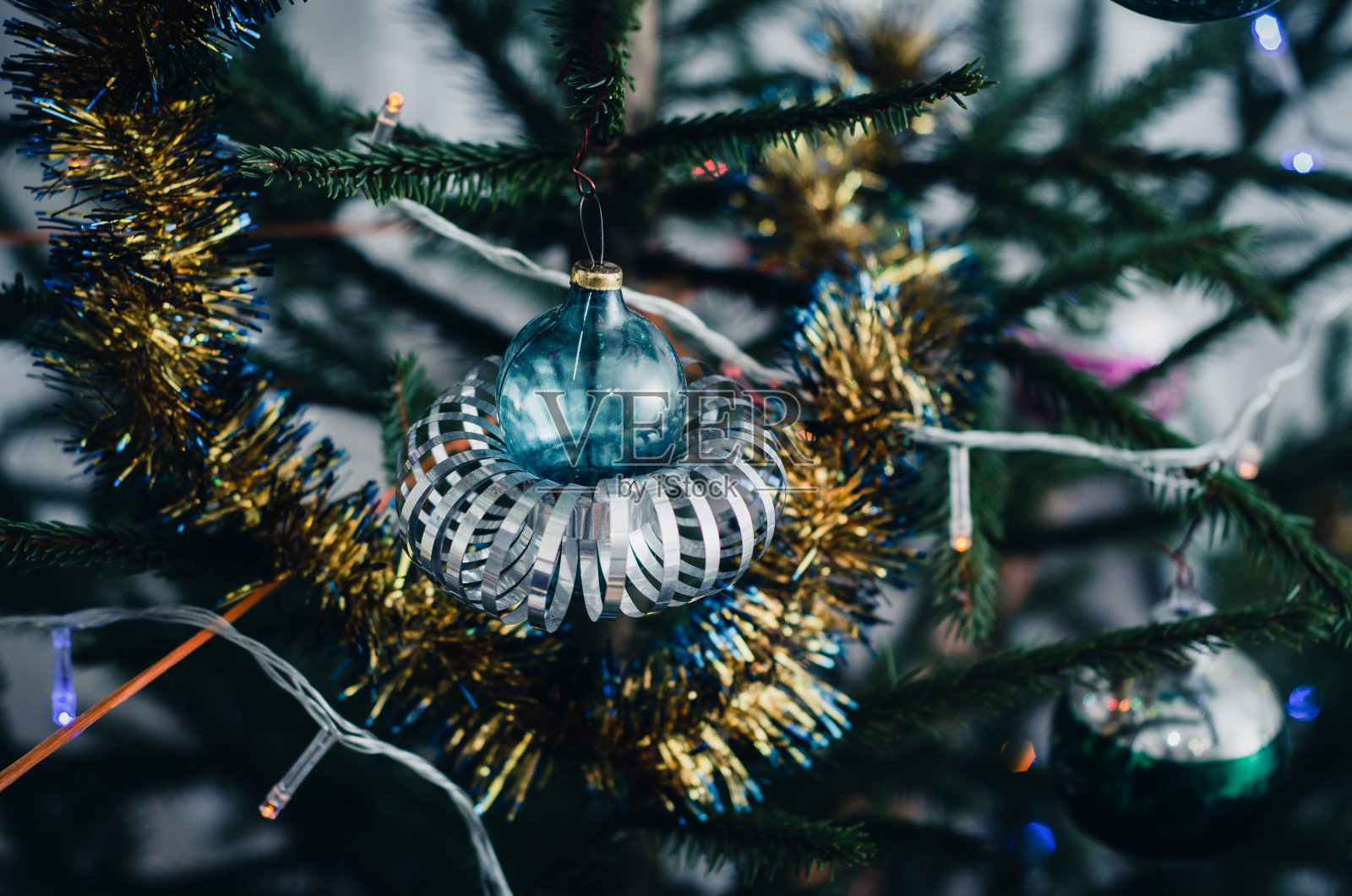 一棵挂在树枝上的蓝色圣诞树的特写镜头照片摄影图片