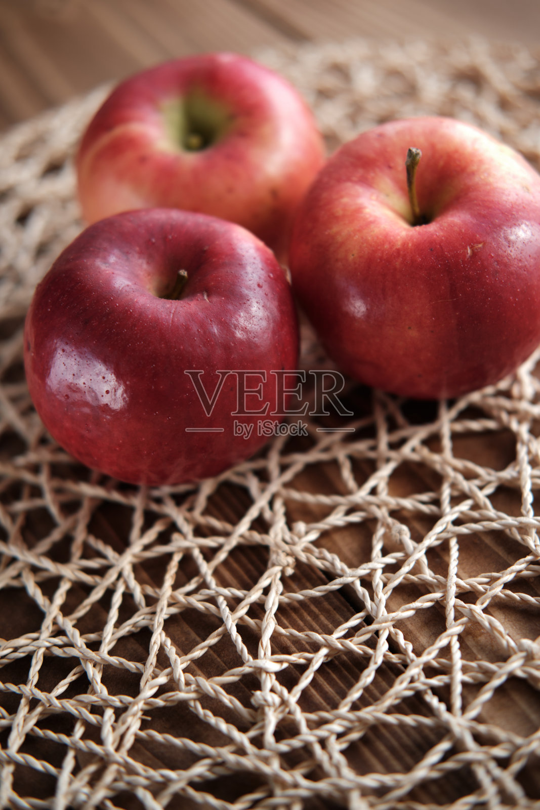 垂直镜头红色多汁的苹果编织纹理照片摄影图片