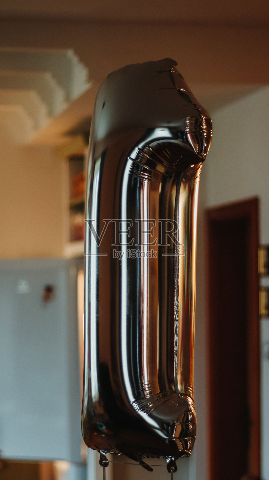 垂直拍摄的银色氦气一号气球照片摄影图片