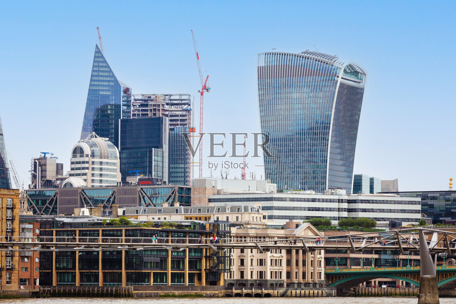 千禧桥和伦敦城市天际线照片摄影图片