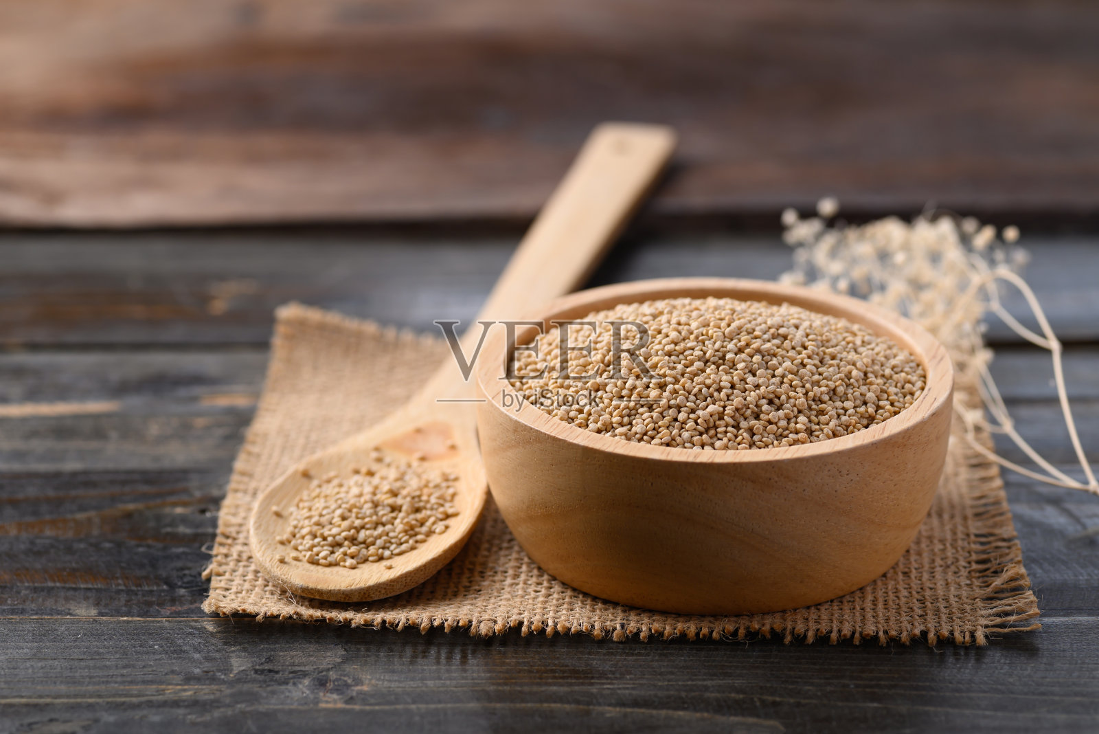 棕色的藜麦种子放在木碗里照片摄影图片