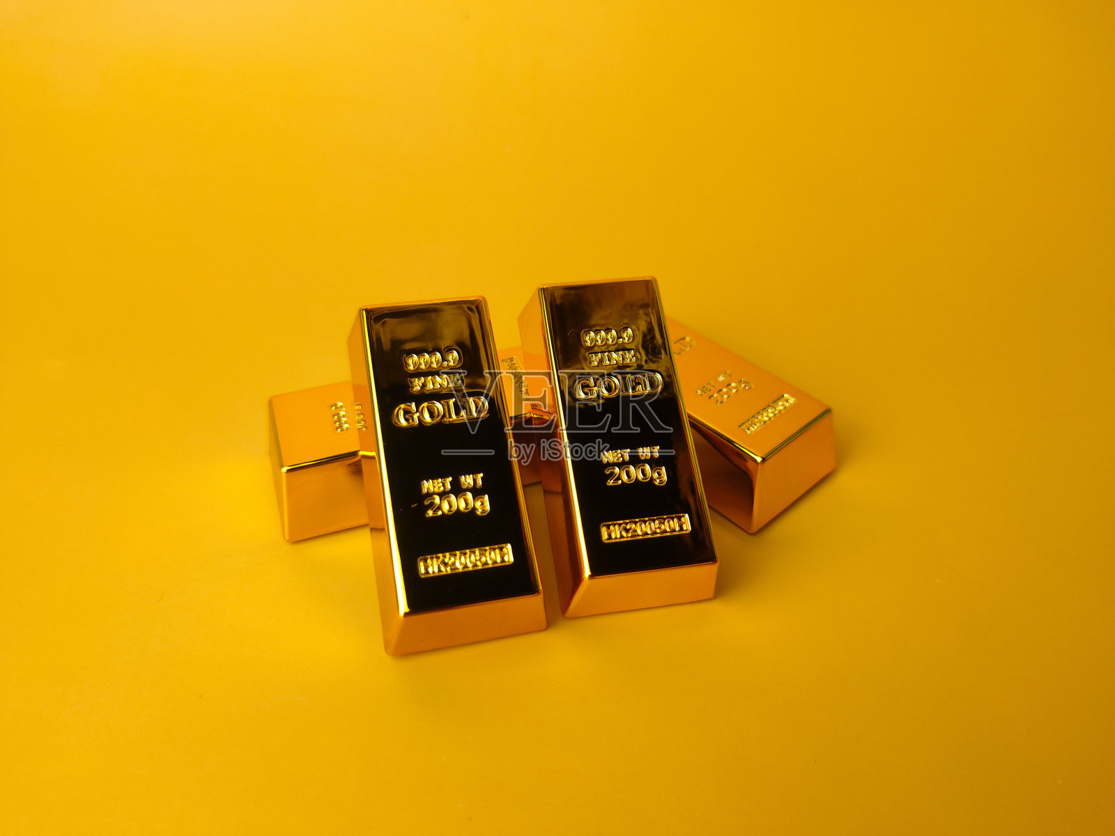 金条和金融概念和概念图像在黄色背景与复制和文本空间。照片摄影图片