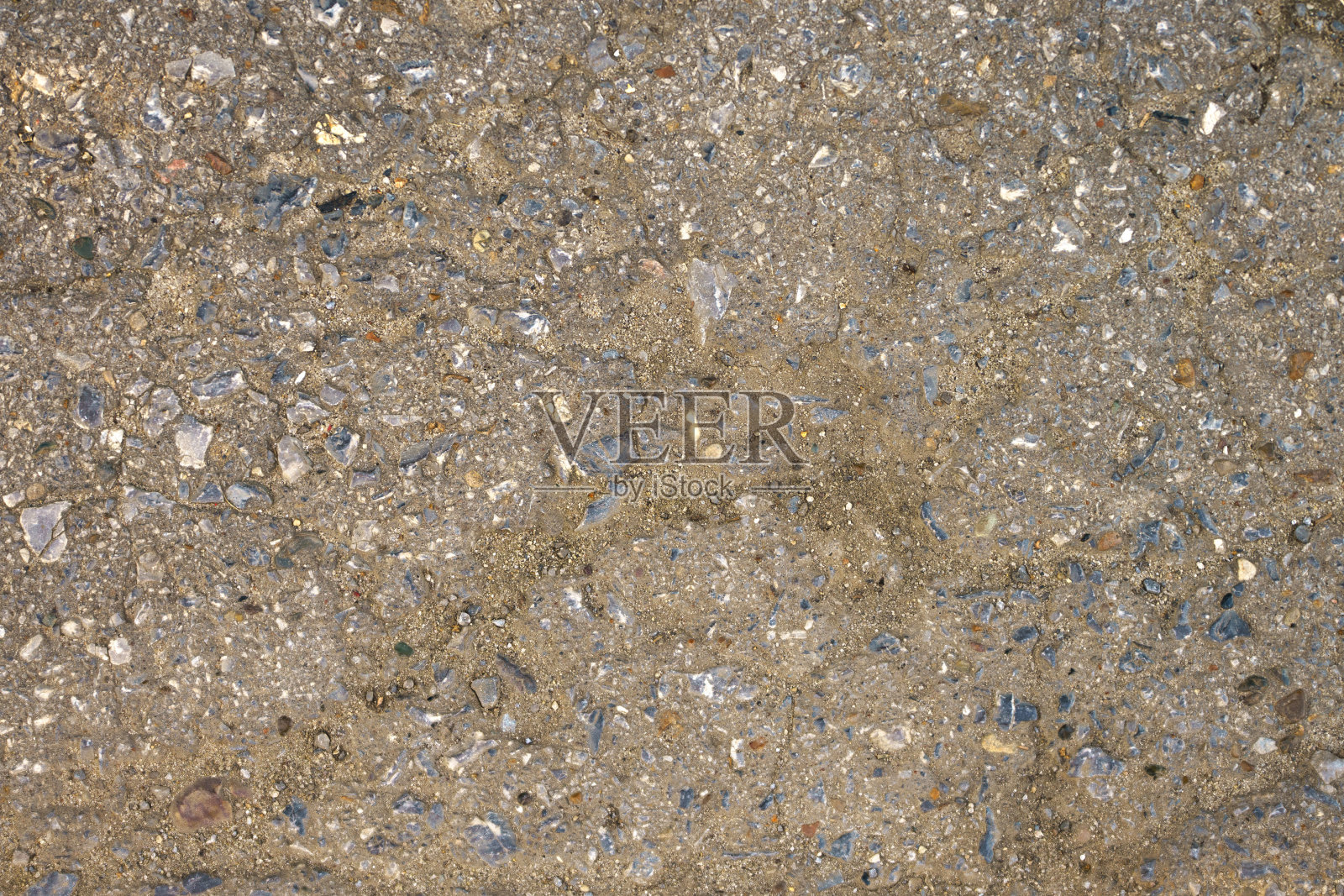 沥青路面的纹理中点缀着石头照片摄影图片