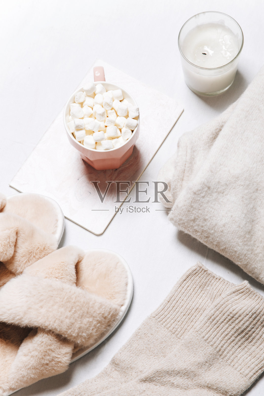 舒适的家，咖啡，格子，拖鞋和一本打开的笔记本照片摄影图片