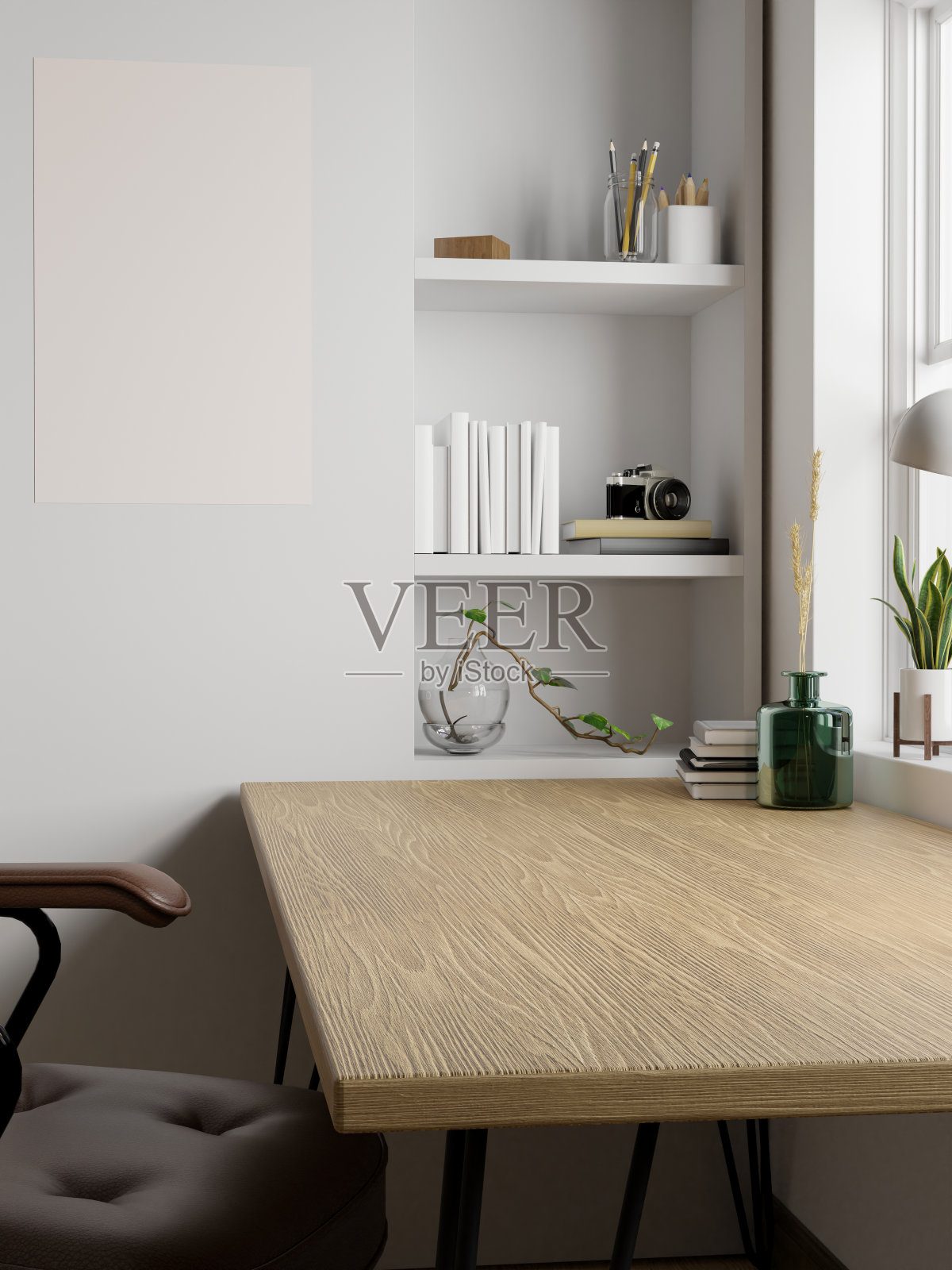 简约的斯堪的纳维亚家庭工作空间，复制空间在最小的木桌，空白海报在墙上照片摄影图片