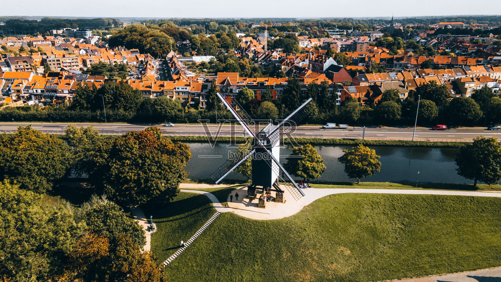 比利时布鲁日小镇风车航拍视角照片摄影图片