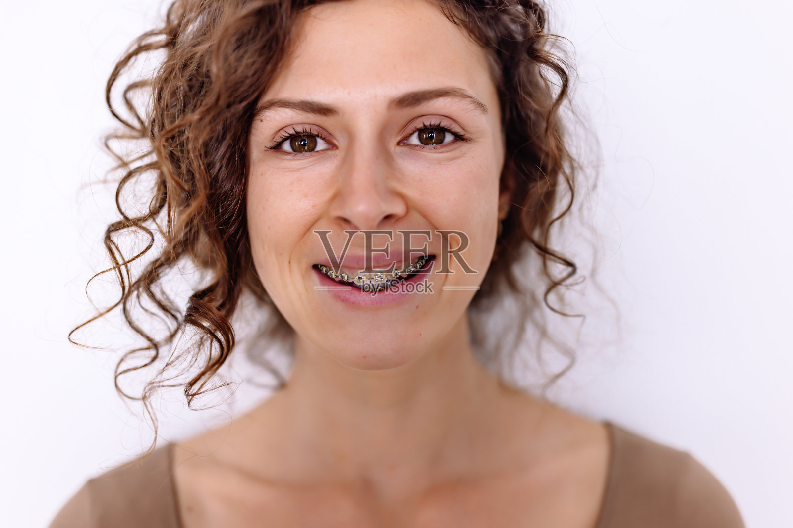 特写美丽的微笑的女人与牙套照片摄影图片