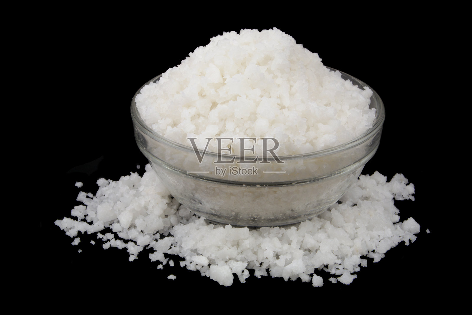 玻璃碗与盐隔离在黑色照片摄影图片