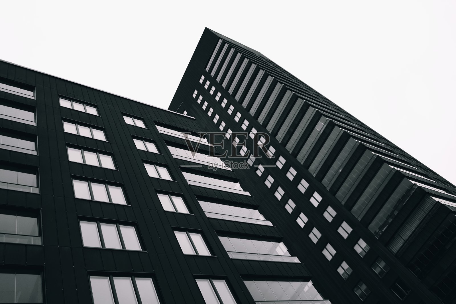 在晴朗的天空下，现代建筑的低角度视图照片摄影图片