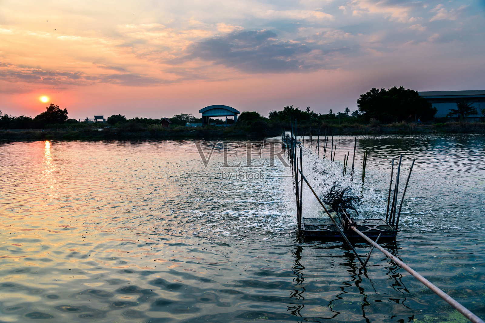 虾场的日落和黄昏的天空照片摄影图片