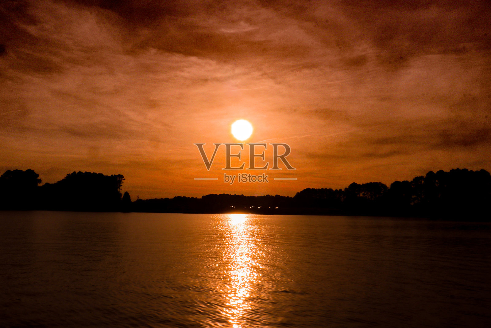 湖边诡异的日落照片摄影图片