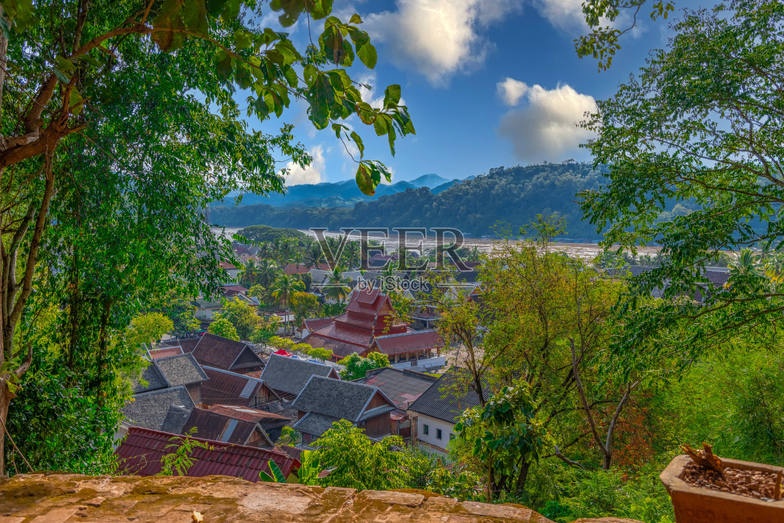 老挝琅勃拉邦群山环绕，湄公河环绕。这座可爱的城市坐落在高山和热带雨林之中照片摄影图片
