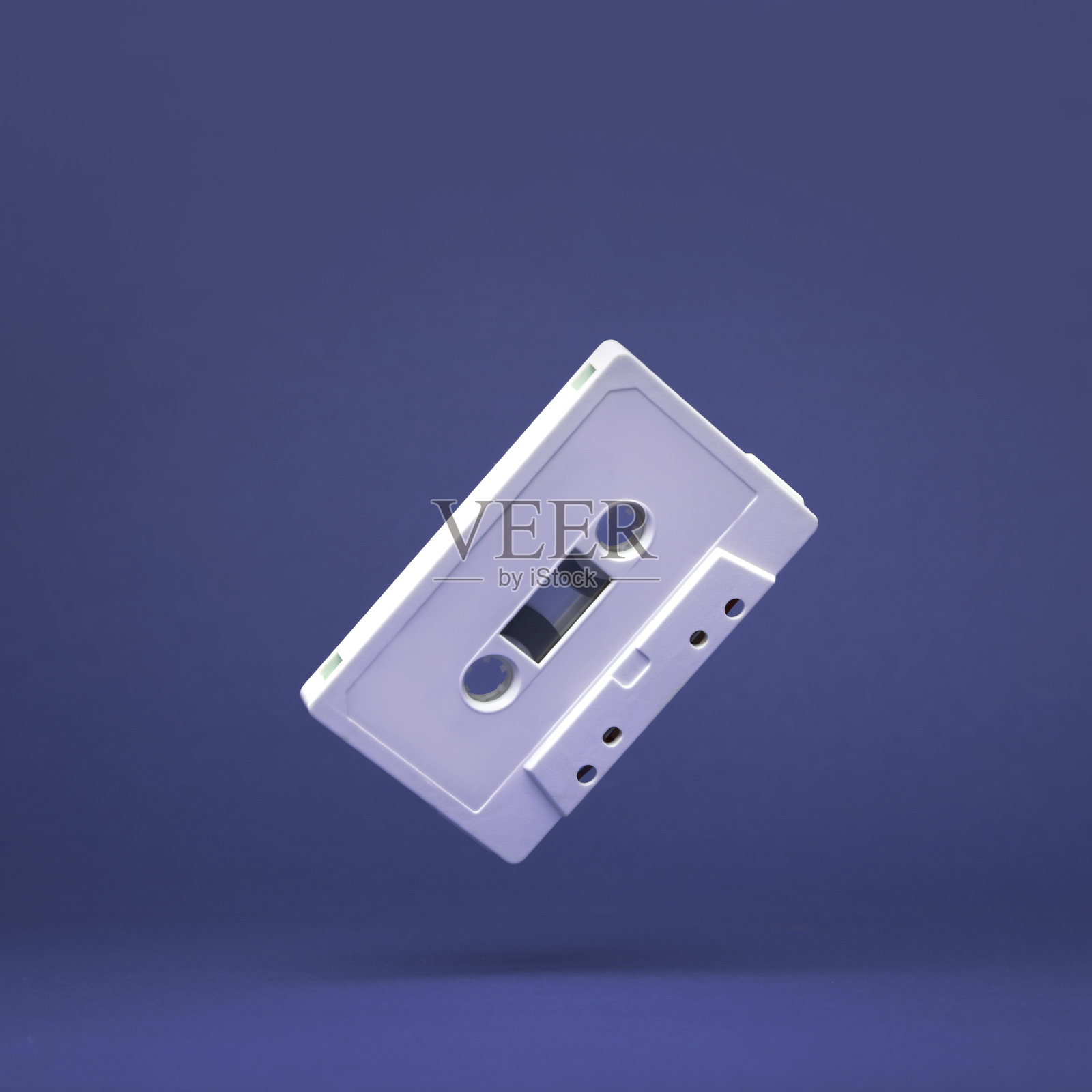 录音带。老式白色音频卡带上彩色背景水龙头。旧卡式磁带音频隔离在白色。照片摄影图片