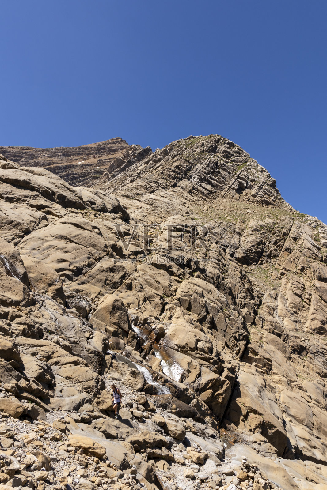 在加瓦尼的比利牛斯山的小路，通往罗兰多缺口的方向照片摄影图片