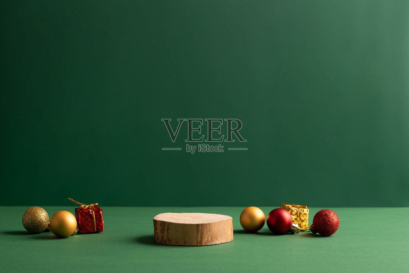 喜庆的圣诞场景讲台，促销促销。木制锯切，圣诞玩具，绿色背景照片摄影图片