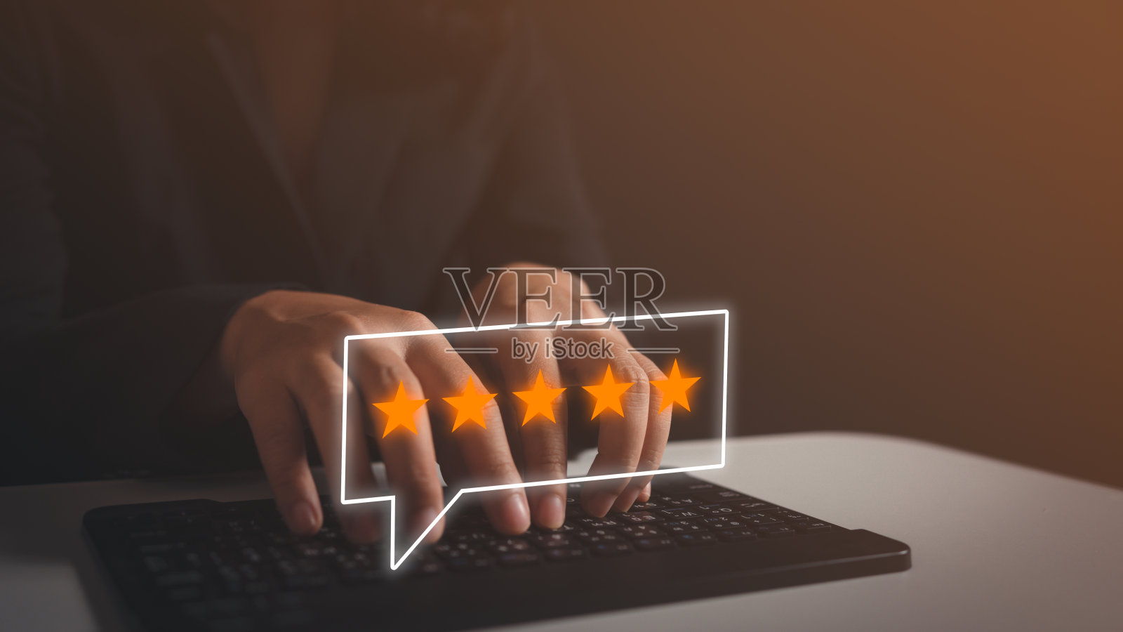 顾客用手打字评价满意度反馈，调查观念，给服务体验打分，顾客可以评价服务质量，五星评价，满意评分照片摄影图片