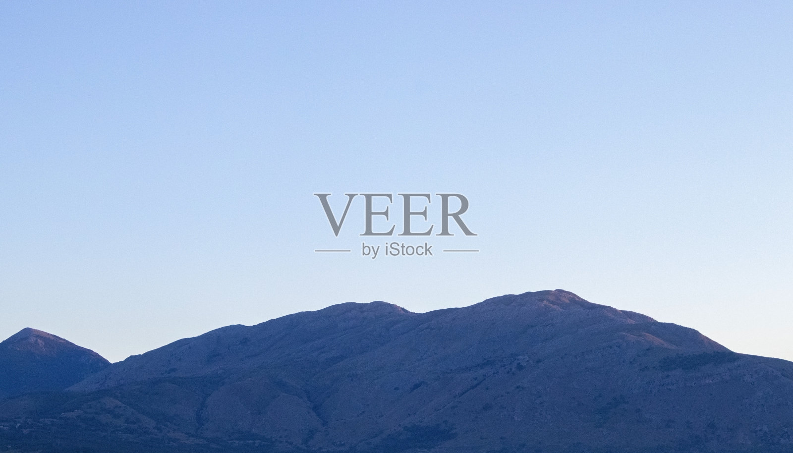 日出时山对天空的风景。照片摄影图片