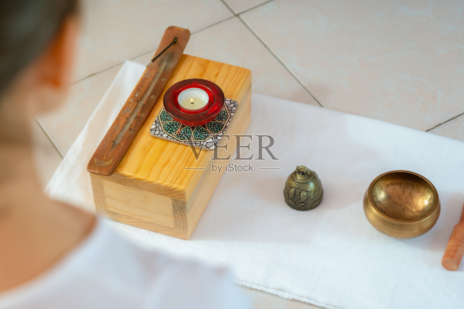 藏式歌唱碗，有图案和物件，用于冥想和替代医学。照片摄影图片