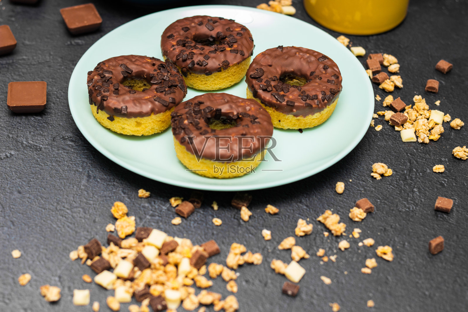 盘子里的甜巧克力甜甜圈照片摄影图片