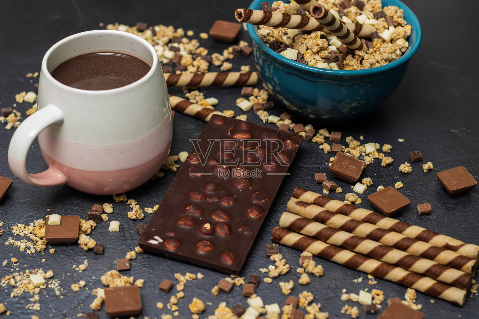 巧克力格兰诺拉麦片配巧克力牛奶和华夫饼照片摄影图片
