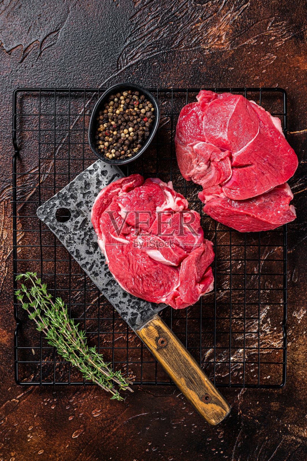 生羊排配香草和香料，生羊肉。黑暗的背景。俯视图照片摄影图片
