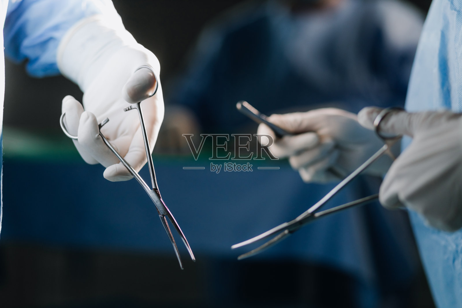 从事外科手术的专业医生。照片摄影图片