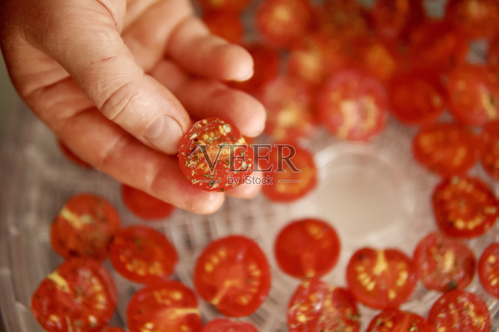 厨房里准备晒干番茄的妇女照片摄影图片