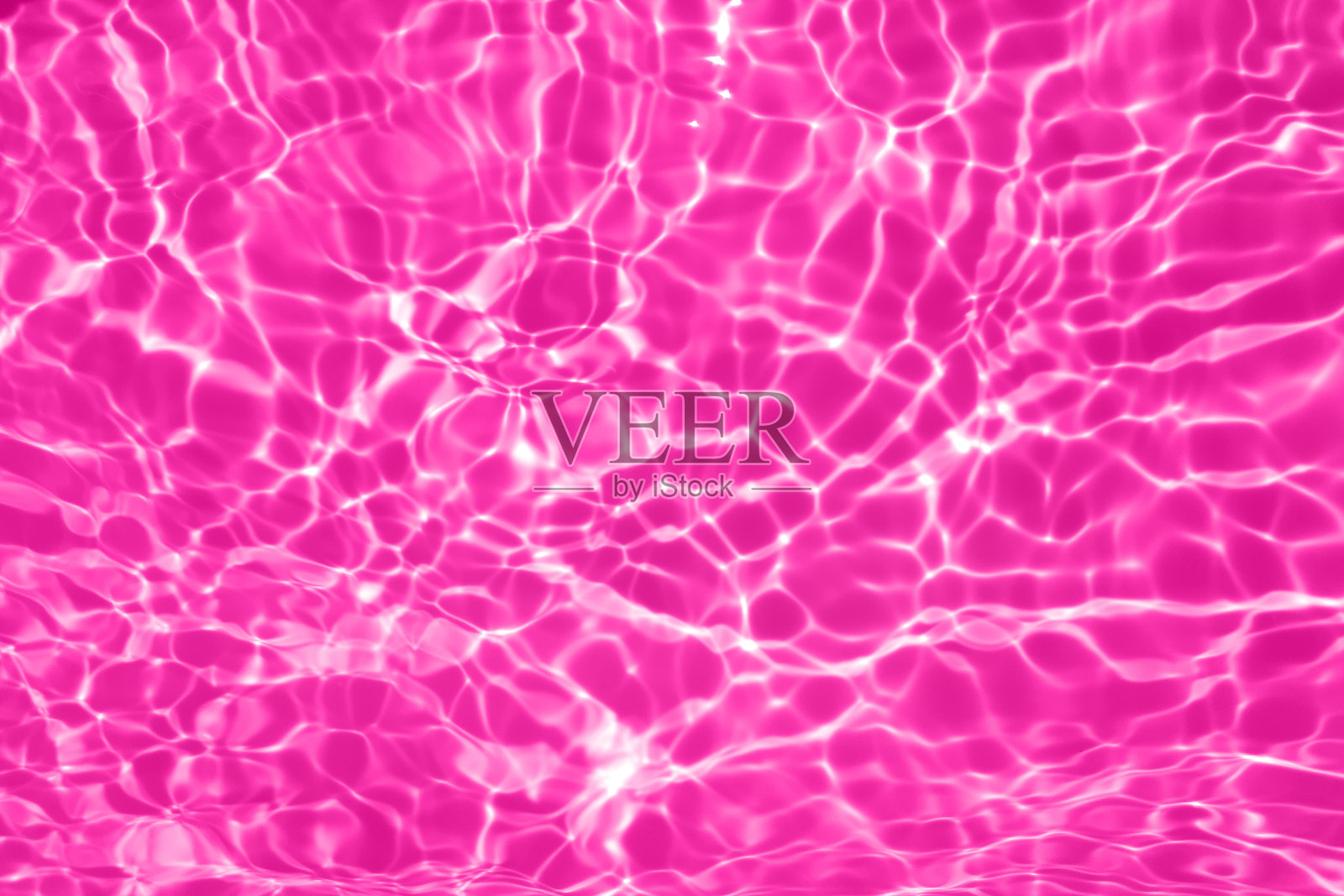 离焦模糊透明的紫色色彩清澈平静的水面纹理带有水花、气泡。闪闪发光的紫色水波纹背景。游泳池的水面。紫色泡泡水闪闪发光。照片摄影图片