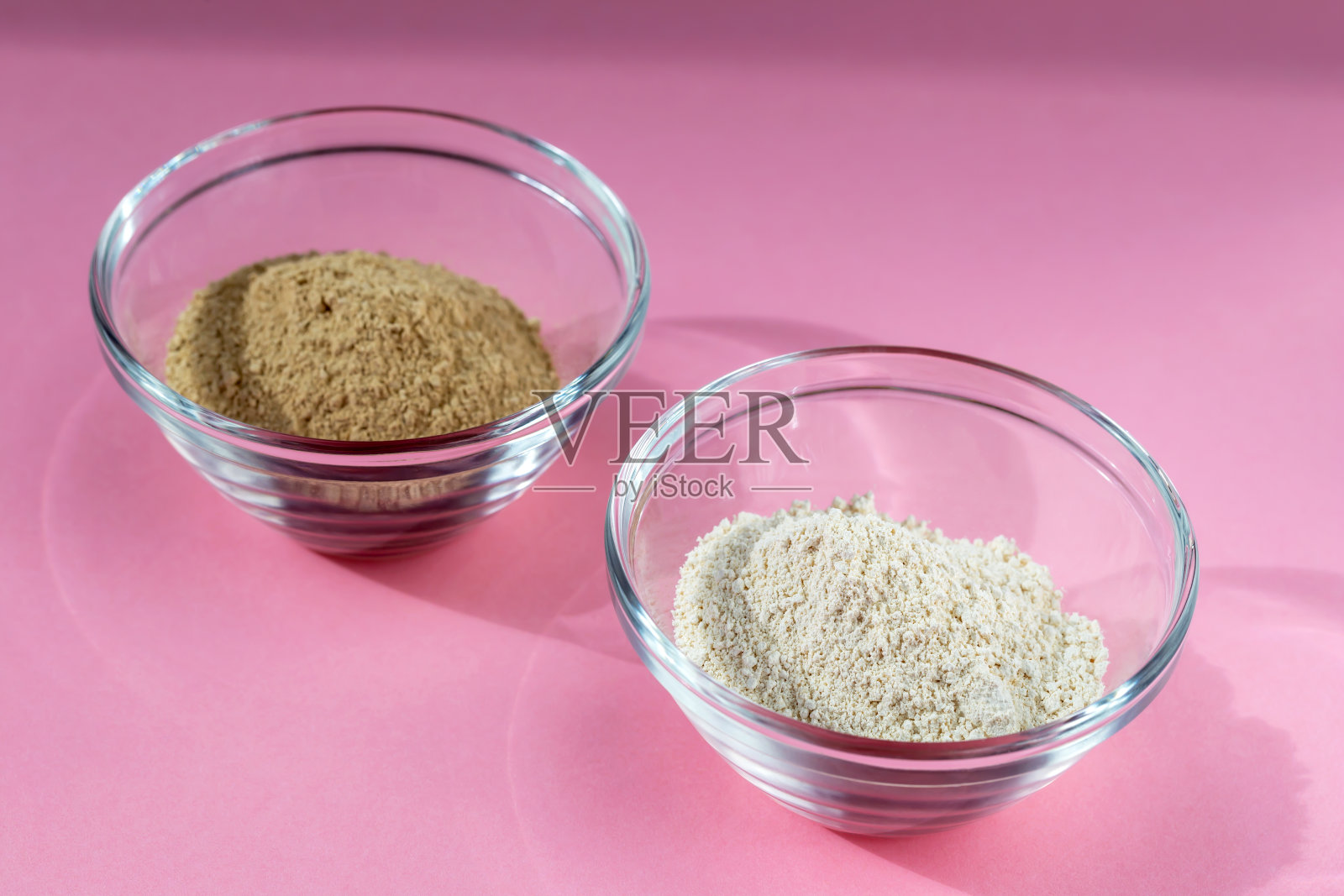 化妆粘土在玻璃碗粉红色的背景照片摄影图片