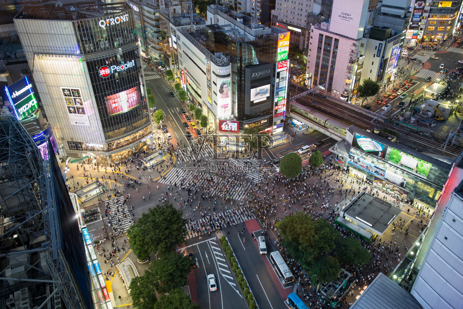 日本东京;2016年6月6日:许多人走过东京著名的涩谷十字路口照片摄影图片