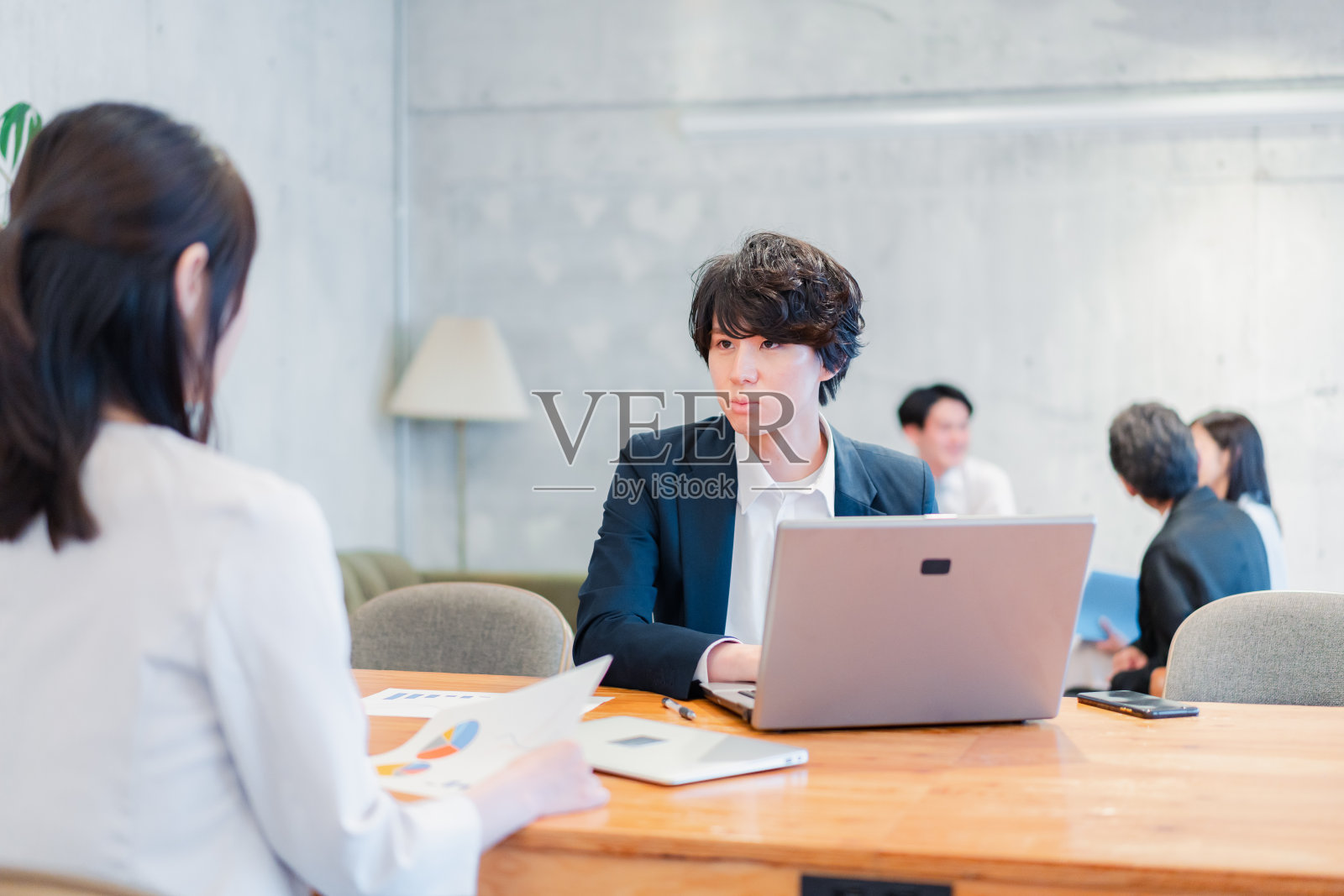 进行面对面销售电话的销售人员照片摄影图片