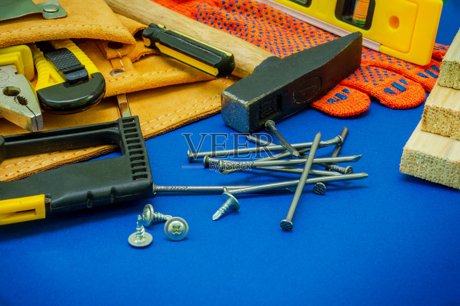 专业工具在袋子里的木工和备件在蓝色的背景。照片摄影图片