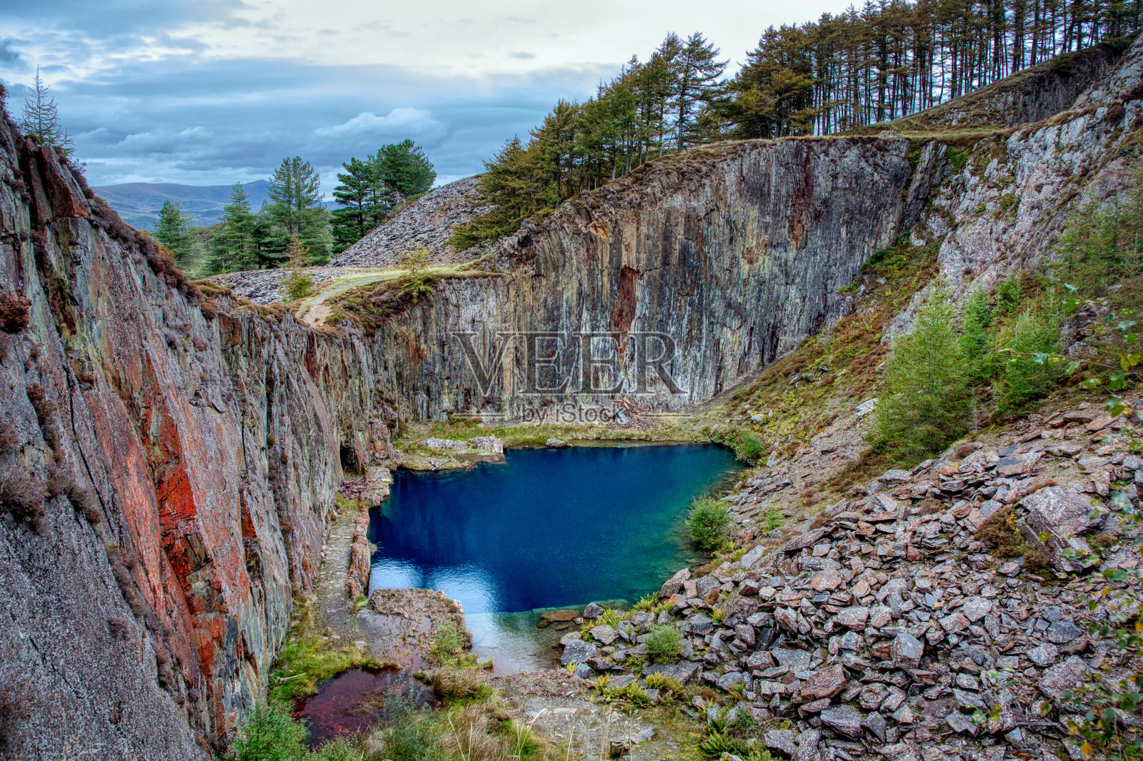 威尔士格温内斯附近的蓝湖照片摄影图片