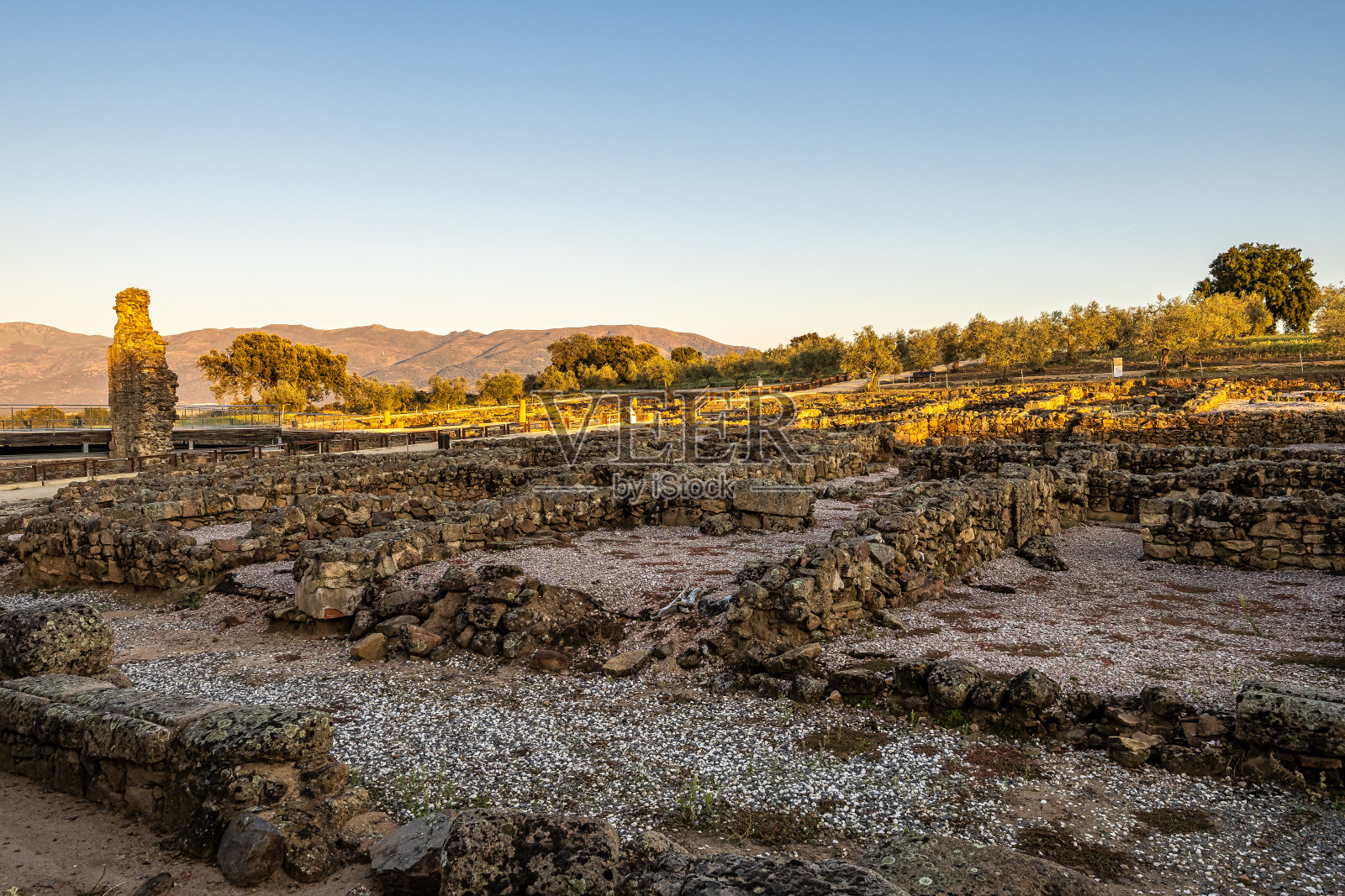 西班牙埃斯特雷马杜拉的卡帕拉罗马城的卡帕拉拱门的美丽景色照片摄影图片