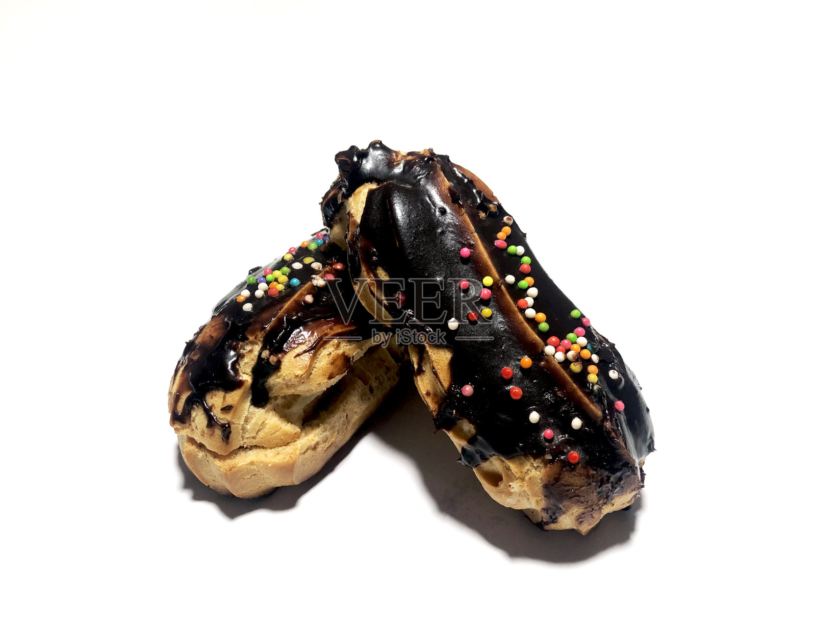 白色背景的巧克力泡芙甜甜圈照片摄影图片