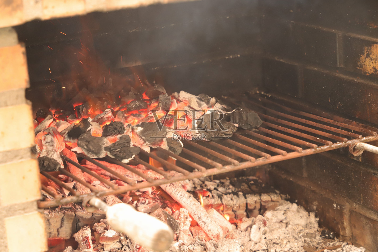 高温下的白炽余烬，准备和香肠一起烧烤照片摄影图片