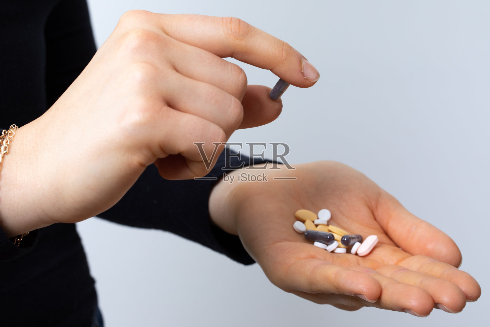 适当剂量的抗生素药丸照片摄影图片