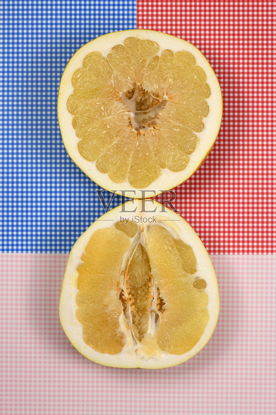 完美修饰柚子上的红色笼子背景。照片摄影图片