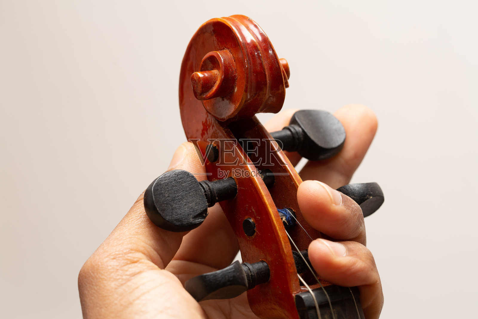 手放在原声吉他床头座上调整照片摄影图片