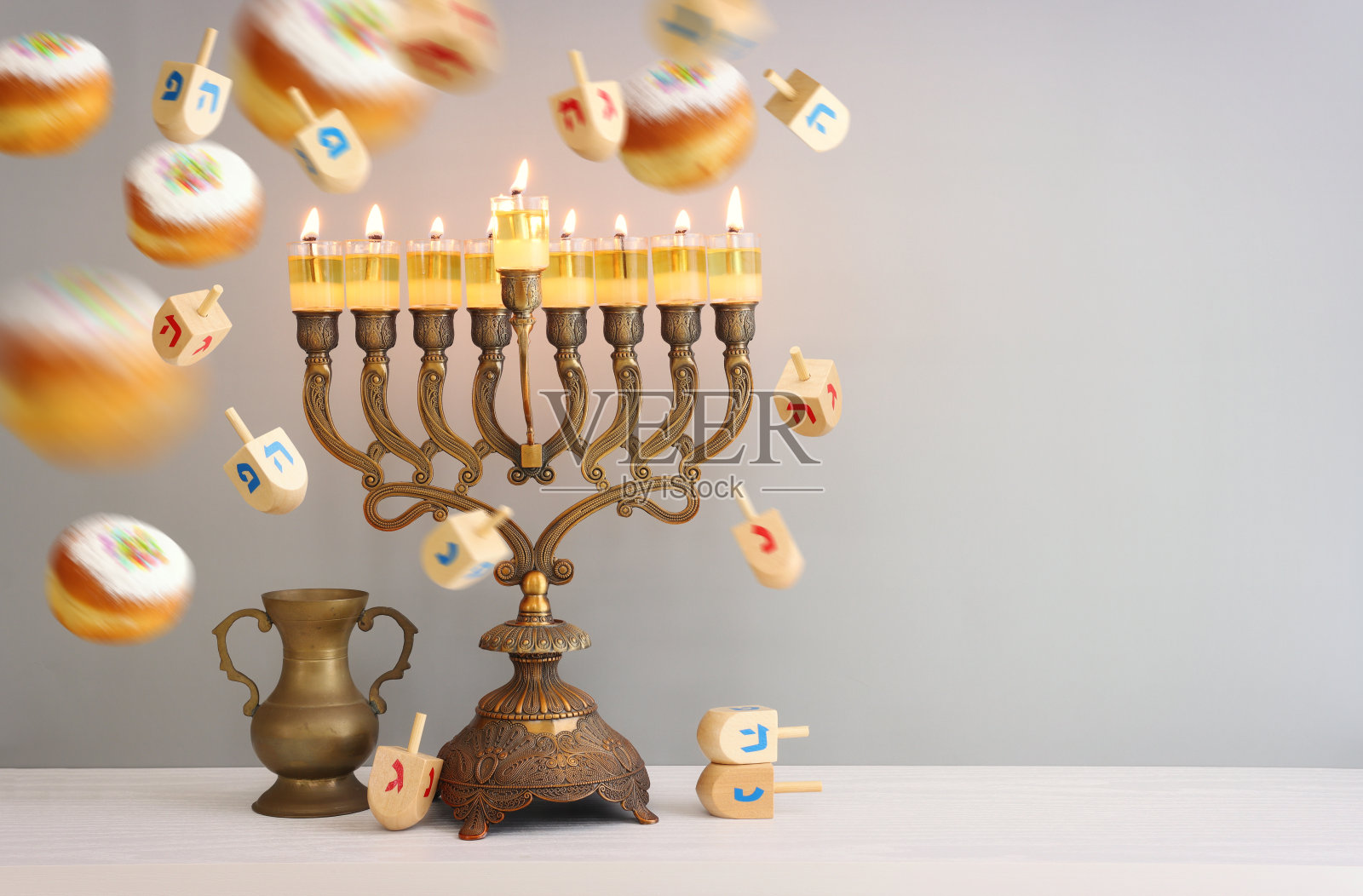 宗教形象的犹太节日光明节背景与烛台(传统的烛台)，甜甜圈和油蜡烛照片摄影图片