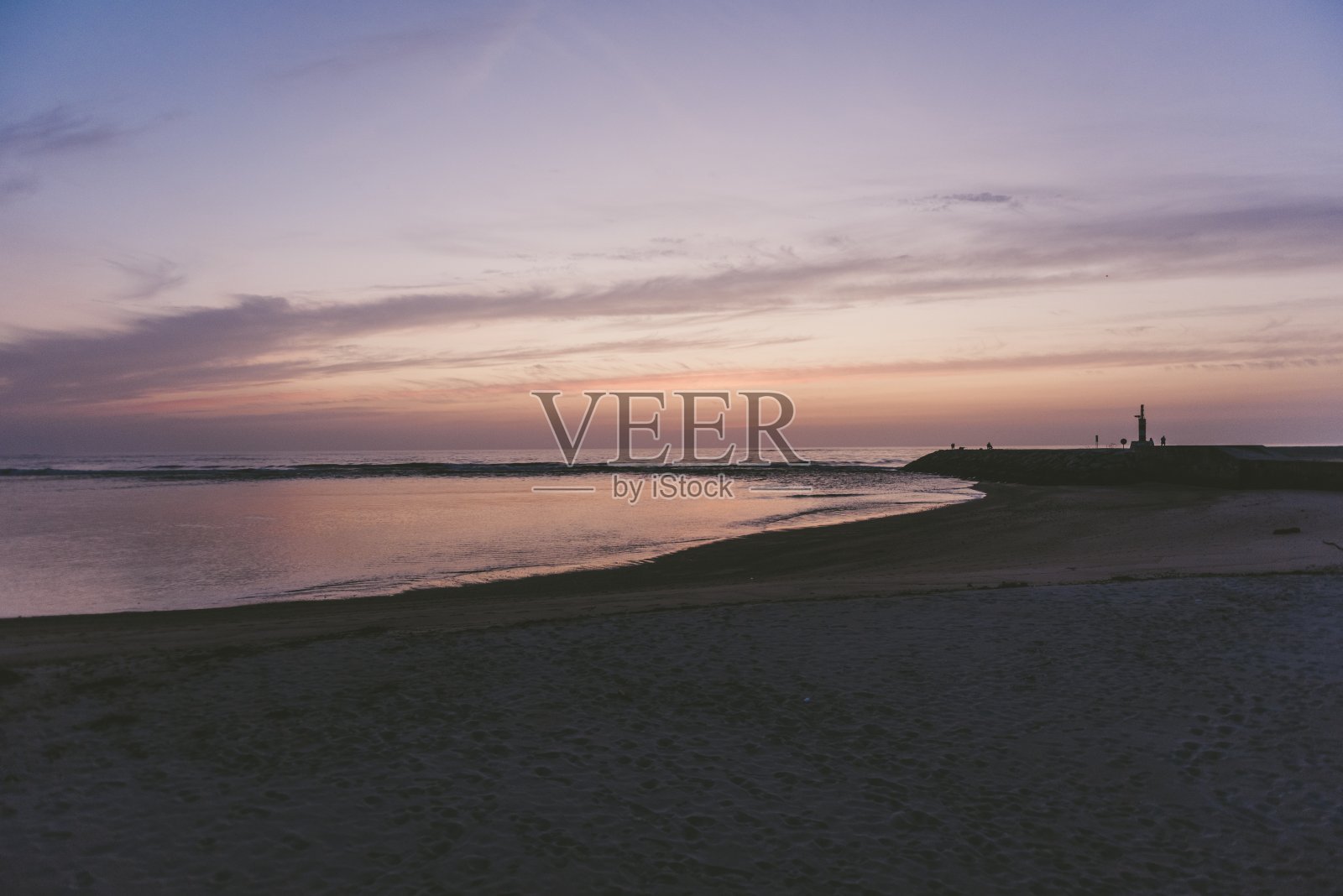 日落时美丽的海洋和海滩的迷人景色照片摄影图片