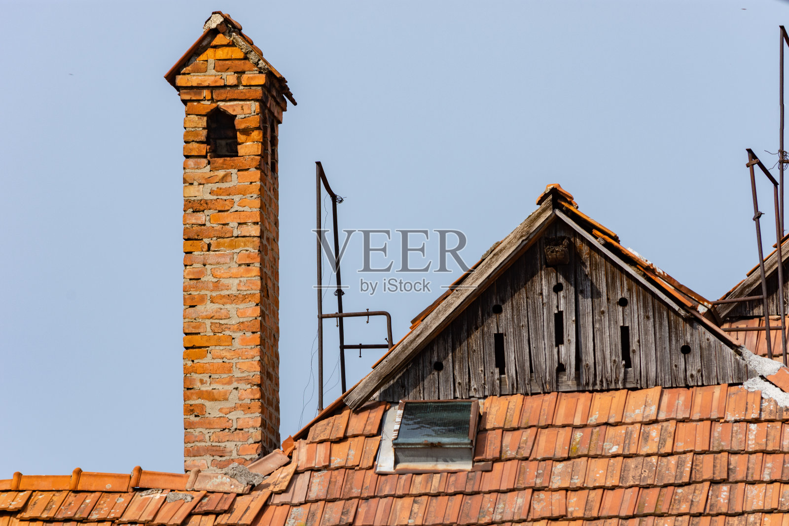 古老的乡村住宅和烟囱照片摄影图片
