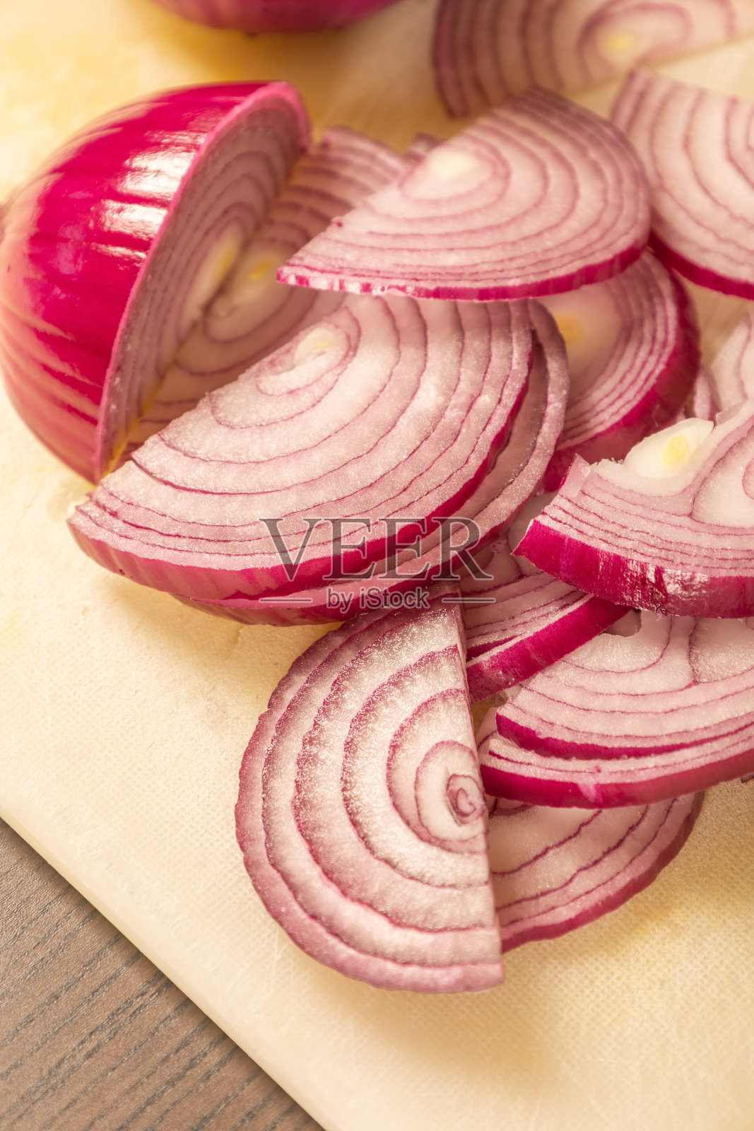 在白板上切红洋葱照片摄影图片